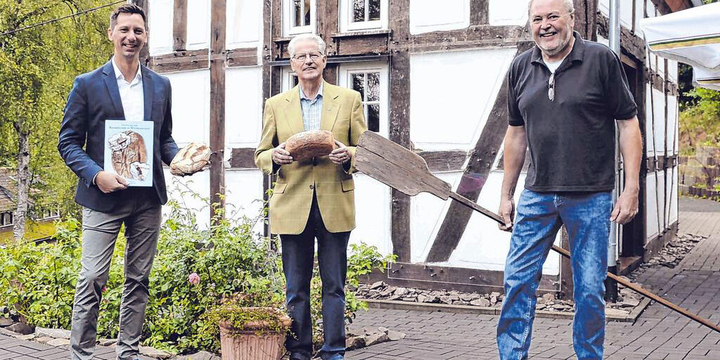 Passende Kulisse: Der Vorsitzende des Heimatbundes Siegerland-Wittgenstein, Andreas Müller, Autor Hans-Armin Kohlberger und Heiner Trapp, Kreisheimatpfleger für Wittgenstein und Vorsitzender des Heimat- und Verkehrsvereins Bad Berleburg (v. l.), stellten das neue Buch vor dem Backhaus an der Espequelle in der Odebornstadt vor. (SZ-Foto: Alexander Kollek) Passende Kulisse: Der Vorsitzende des Heimatbundes Siegerland-Wittgenstein, Andreas Müller, Autor Hans-Armin Kohlberger und Heiner Trapp, Kreisheimatpfleger für Wittgenstein und Vorsitzender des Heimat- und Verkehrsvereins Bad Berleburg (v. l.), stellten das neue Buch vor dem Backhaus an der Espequelle in der Odebornstadt vor. (SZ-Foto: Alexander Kollek)