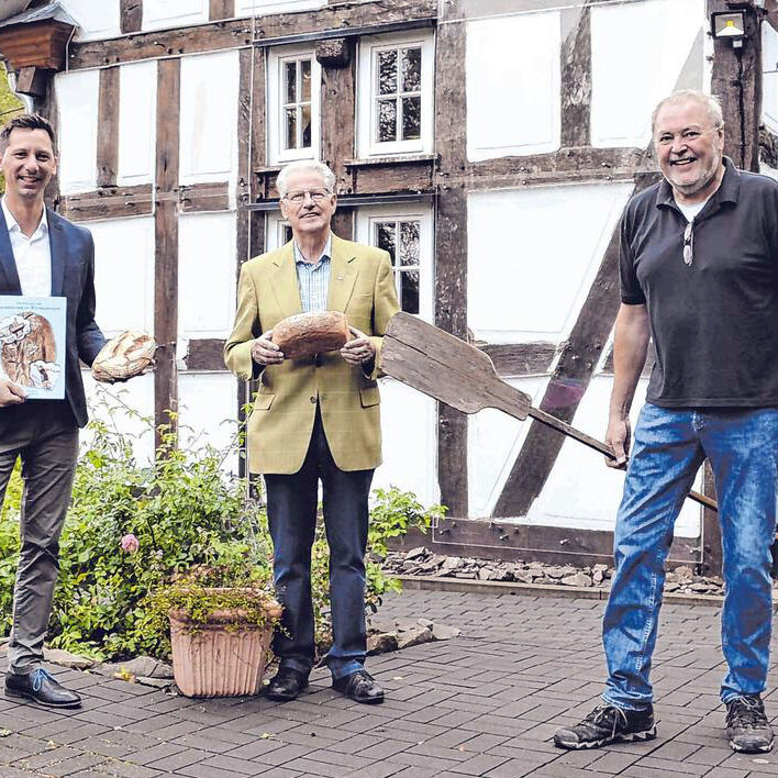 Passende Kulisse: Der Vorsitzende des Heimatbundes Siegerland-Wittgenstein, Andreas Müller, Autor Hans-Armin Kohlberger und Heiner Trapp, Kreisheimatpfleger für Wittgenstein und Vorsitzender des Heimat- und Verkehrsvereins Bad Berleburg (v. l.), stellten das neue Buch vor dem Backhaus an der Espequelle in der Odebornstadt vor. (SZ-Foto: Alexander Kollek) Passende Kulisse: Der Vorsitzende des Heimatbundes Siegerland-Wittgenstein, Andreas Müller, Autor Hans-Armin Kohlberger und Heiner Trapp, Kreisheimatpfleger für Wittgenstein und Vorsitzender des Heimat- und Verkehrsvereins Bad Berleburg (v. l.), stellten das neue Buch vor dem Backhaus an der Espequelle in der Odebornstadt vor. (SZ-Foto: Alexander Kollek)