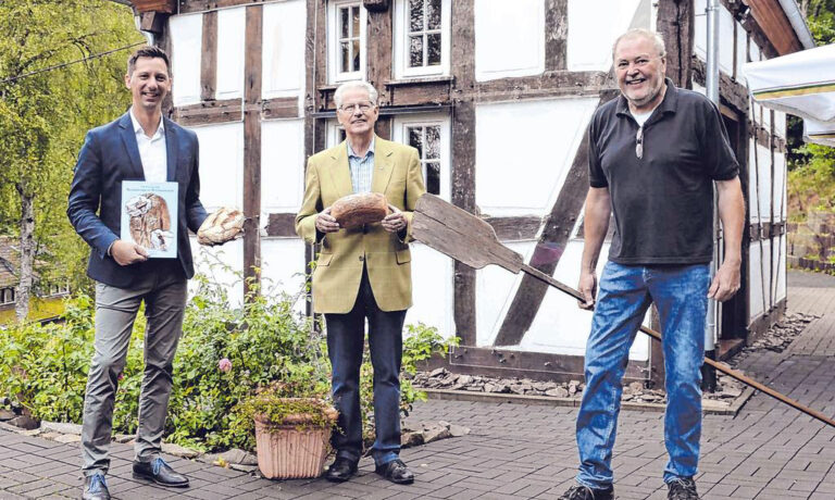 Passende Kulisse: Der Vorsitzende des Heimatbundes Siegerland-Wittgenstein, Andreas Müller, Autor Hans-Armin Kohlberger und Heiner Trapp, Kreisheimatpfleger für Wittgenstein und Vorsitzender des Heimat- und Verkehrsvereins Bad Berleburg (v. l.), stellten das neue Buch vor dem Backhaus an der Espequelle in der Odebornstadt vor. (SZ-Foto: Alexander Kollek) Passende Kulisse: Der Vorsitzende des Heimatbundes Siegerland-Wittgenstein, Andreas Müller, Autor Hans-Armin Kohlberger und Heiner Trapp, Kreisheimatpfleger für Wittgenstein und Vorsitzender des Heimat- und Verkehrsvereins Bad Berleburg (v. l.), stellten das neue Buch vor dem Backhaus an der Espequelle in der Odebornstadt vor. (SZ-Foto: Alexander Kollek)