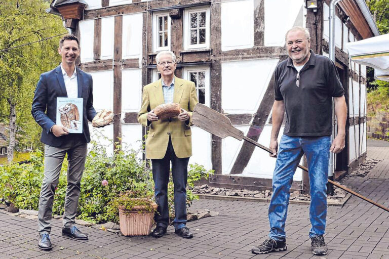 Passende Kulisse: Der Vorsitzende des Heimatbundes Siegerland-Wittgenstein, Andreas Müller, Autor Hans-Armin Kohlberger und Heiner Trapp, Kreisheimatpfleger für Wittgenstein und Vorsitzender des Heimat- und Verkehrsvereins Bad Berleburg (v. l.), stellten das neue Buch vor dem Backhaus an der Espequelle in der Odebornstadt vor. (SZ-Foto: Alexander Kollek) Passende Kulisse: Der Vorsitzende des Heimatbundes Siegerland-Wittgenstein, Andreas Müller, Autor Hans-Armin Kohlberger und Heiner Trapp, Kreisheimatpfleger für Wittgenstein und Vorsitzender des Heimat- und Verkehrsvereins Bad Berleburg (v. l.), stellten das neue Buch vor dem Backhaus an der Espequelle in der Odebornstadt vor. (SZ-Foto: Alexander Kollek)