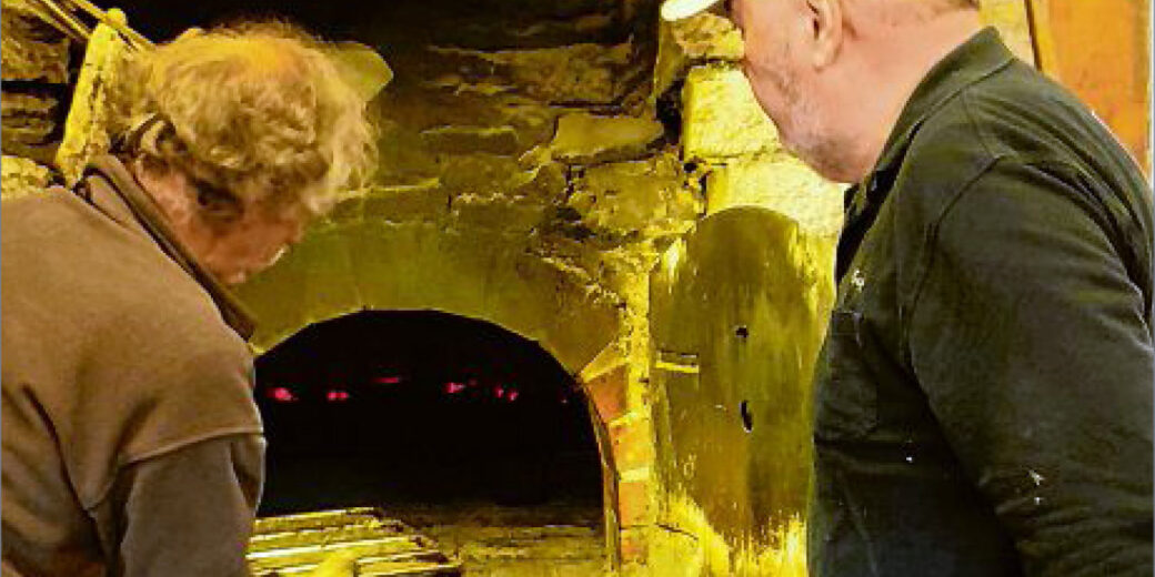 Der Verkehrs- und Heimatverein Bad Berleburg hat sein Angebot für alle Generationen an der Espequelle kontinuierlich ausgebaut – hier sind Heiner Trapp (r.) und Rainer Wolff bei der Produktion zu sehen. (SZ-Foto: aber)