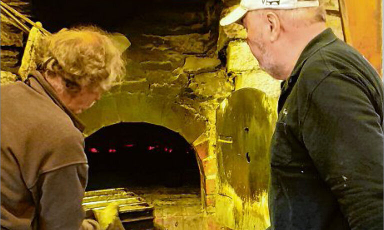 sz-01042019-backhaus Der Verkehrs- und Heimatverein Bad Berleburg hat sein Angebot für alle Generationen an der Espequelle kontinuierlich ausgebaut – hier sind Heiner Trapp (r.) und Rainer Wolff bei der Produktion zu sehen. (SZ-Foto: aber)