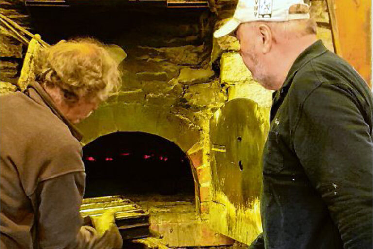 sz-01042019-backhaus Der Verkehrs- und Heimatverein Bad Berleburg hat sein Angebot für alle Generationen an der Espequelle kontinuierlich ausgebaut – hier sind Heiner Trapp (r.) und Rainer Wolff bei der Produktion zu sehen. (SZ-Foto: aber)