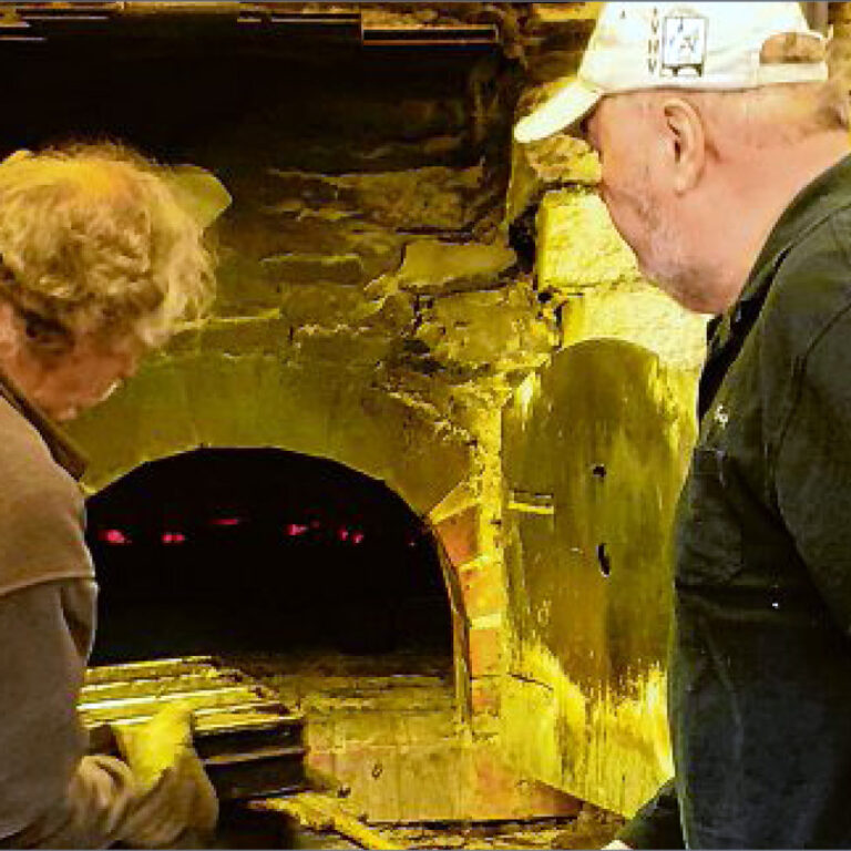 sz-01042019-backhaus Der Verkehrs- und Heimatverein Bad Berleburg hat sein Angebot für alle Generationen an der Espequelle kontinuierlich ausgebaut – hier sind Heiner Trapp (r.) und Rainer Wolff bei der Produktion zu sehen. (SZ-Foto: aber)