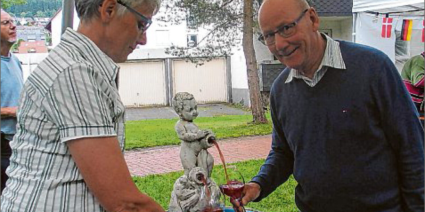 Der Däne Ole Holde, hier mit Dorothe Schmidt als Vorsitzende der Partner aus Bad Berleburg, ist Schirmherr des diesjährigen Wollmarktes. (SZ-Archivfoto: Martin Völkel)