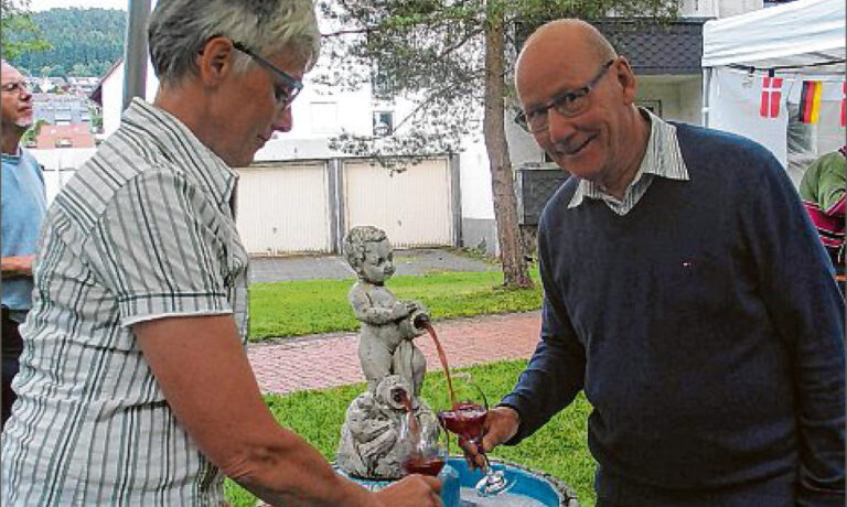 sz-03052019-ole-holde-schirmherr-wollmarkt Der Däne Ole Holde, hier mit Dorothe Schmidt als Vorsitzende der Partner aus Bad Berleburg, ist Schirmherr des diesjährigen Wollmarktes. (SZ-Archivfoto: Martin Völkel)