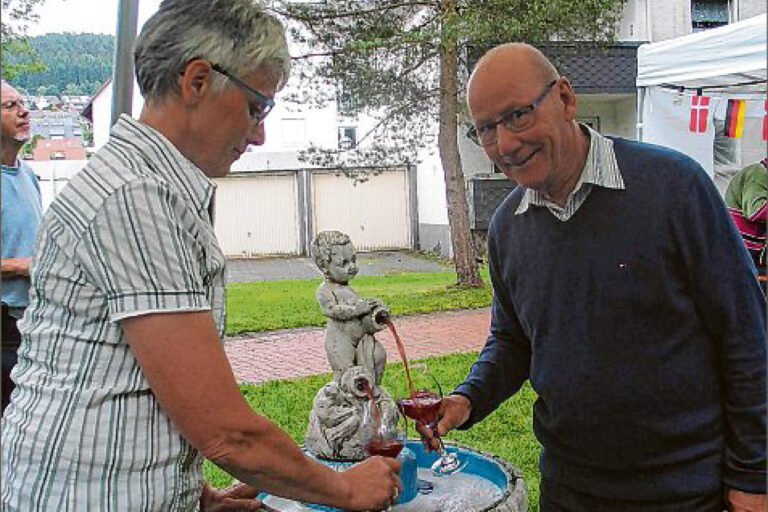 sz-03052019-ole-holde-schirmherr-wollmarkt Der Däne Ole Holde, hier mit Dorothe Schmidt als Vorsitzende der Partner aus Bad Berleburg, ist Schirmherr des diesjährigen Wollmarktes. (SZ-Archivfoto: Martin Völkel)