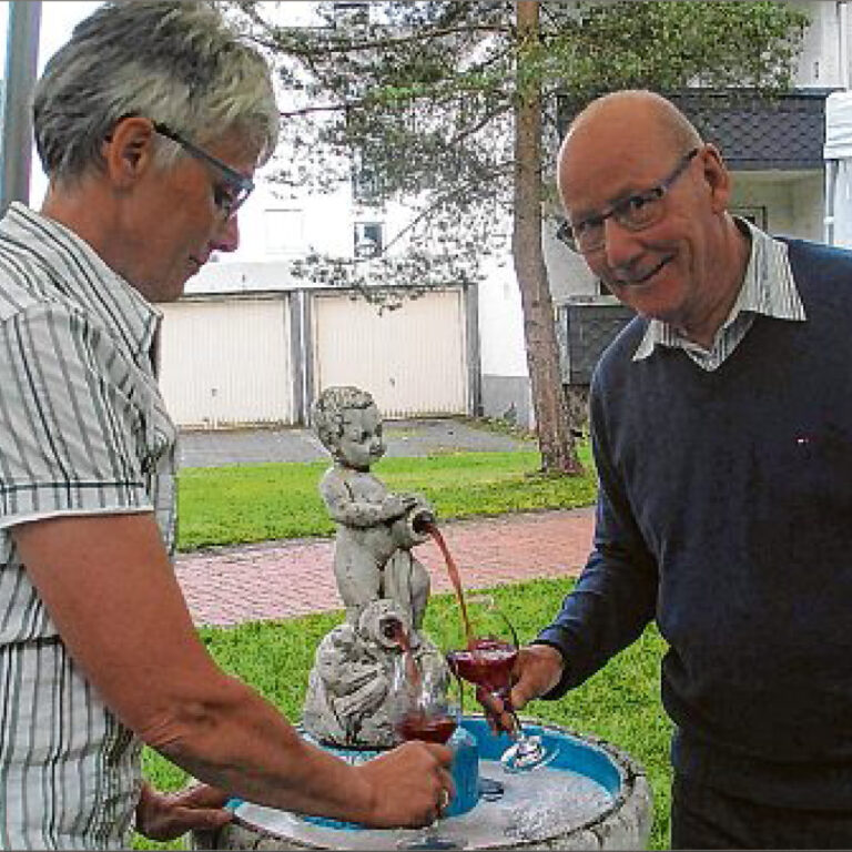sz-03052019-ole-holde-schirmherr-wollmarkt Der Däne Ole Holde, hier mit Dorothe Schmidt als Vorsitzende der Partner aus Bad Berleburg, ist Schirmherr des diesjährigen Wollmarktes. (SZ-Archivfoto: Martin Völkel)