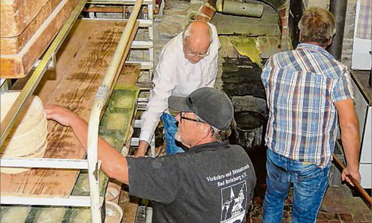 An der Bad Berleburger Espequelle absolvierten die Helfer des Verkehrs- und Heimatvereins am Samstag ihren ersten großen Backeinsatz seit der Corona-Pause. (SZ-Foto: Martin Völkel)