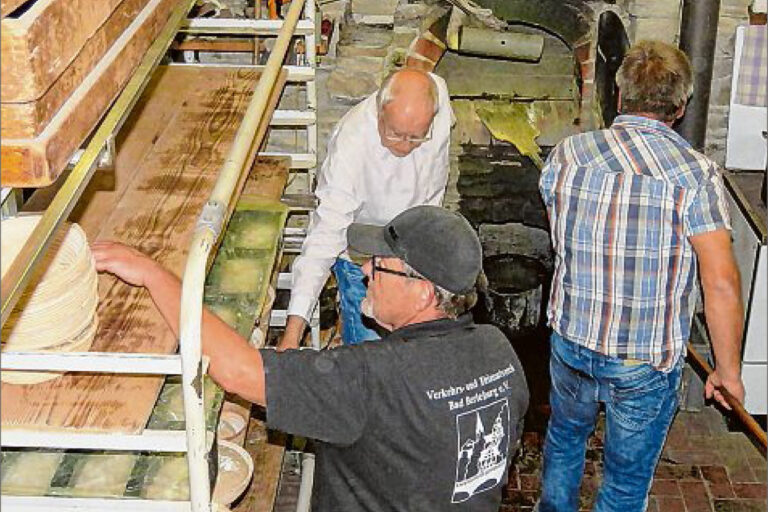 An der Bad Berleburger Espequelle absolvierten die Helfer des Verkehrs- und Heimatvereins am Samstag ihren ersten großen Backeinsatz seit der Corona-Pause. (SZ-Foto: Martin Völkel)