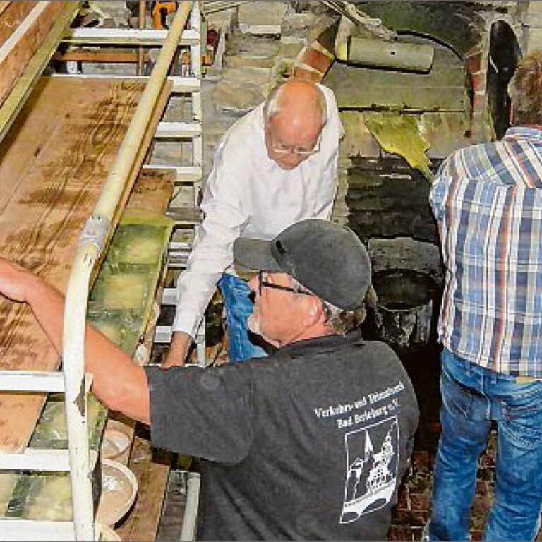 An der Bad Berleburger Espequelle absolvierten die Helfer des Verkehrs- und Heimatvereins am Samstag ihren ersten großen Backeinsatz seit der Corona-Pause. (SZ-Foto: Martin Völkel)