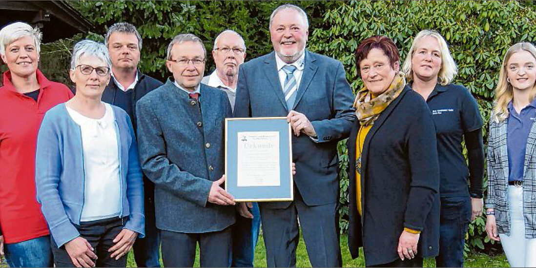 sz-06022020-karsten-wolter-schirmherr-wollmarkt Schirmherr Karsten Wolter (4. v. l.) nahm die Urkunde von Heiner Trapp (4. v. r.), dem Vorsitzenden des Verkehrs- und Heimatvereins, entgegen – im Beisein der stellv. Landrätin Waltraud Schäfer (3. v. r.) sowie Vertretern der Veranstalter-Gemeinschaft des Bad Berleburger Wollmarktes. (SZ-Foto: Martin Völkel)