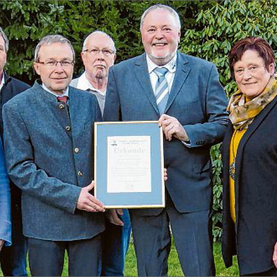 sz-06022020-karsten-wolter-schirmherr-wollmarkt Schirmherr Karsten Wolter (4. v. l.) nahm die Urkunde von Heiner Trapp (4. v. r.), dem Vorsitzenden des Verkehrs- und Heimatvereins, entgegen – im Beisein der stellv. Landrätin Waltraud Schäfer (3. v. r.) sowie Vertretern der Veranstalter-Gemeinschaft des Bad Berleburger Wollmarktes. (SZ-Foto: Martin Völkel)