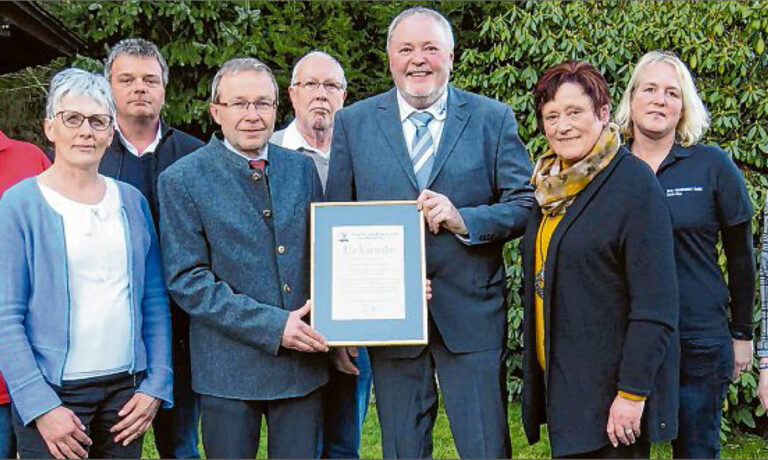 sz-06022020-karsten-wolter-schirmherr-wollmarkt Schirmherr Karsten Wolter (4. v. l.) nahm die Urkunde von Heiner Trapp (4. v. r.), dem Vorsitzenden des Verkehrs- und Heimatvereins, entgegen – im Beisein der stellv. Landrätin Waltraud Schäfer (3. v. r.) sowie Vertretern der Veranstalter-Gemeinschaft des Bad Berleburger Wollmarktes. (SZ-Foto: Martin Völkel)