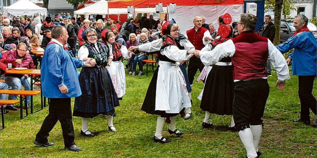 Die Trachtentanzgruppe aus dem hessischen Hinterland sorgte gestern Nachmittag im Bad Berleburger Rathausgarten vor der großen Bühne für Abwechslung beim 31. Wollmarkt. (SZ-Foto: Holger Weber)