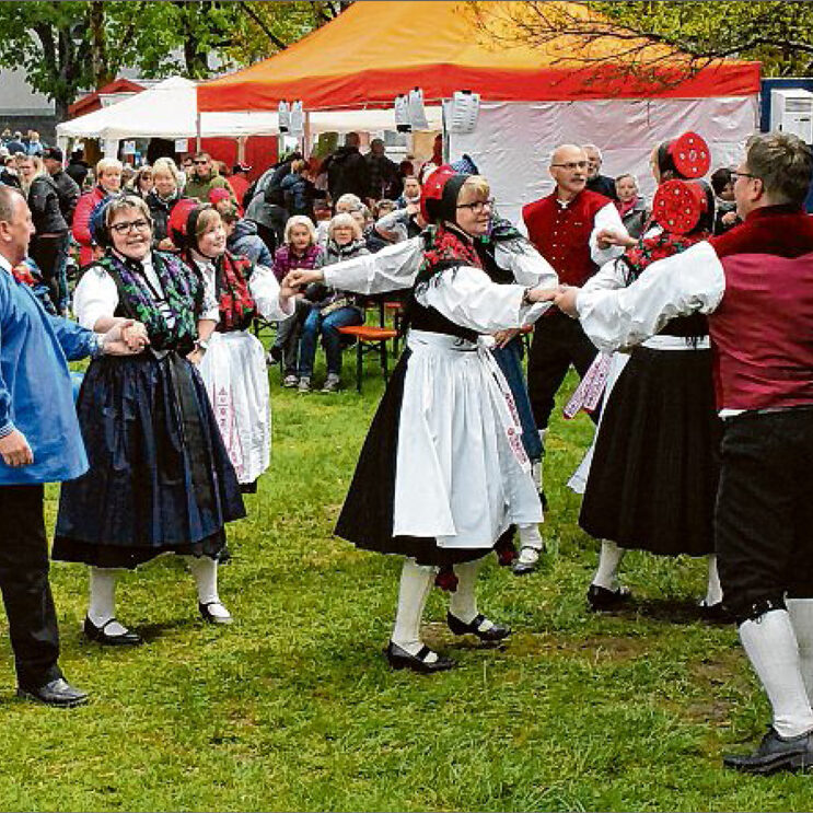 sz-06052019-wollmarkt-1 Die Trachtentanzgruppe aus dem hessischen Hinterland sorgte gestern Nachmittag im Bad Berleburger Rathausgarten vor der großen Bühne für Abwechslung beim 31. Wollmarkt. (SZ-Foto: Holger Weber)