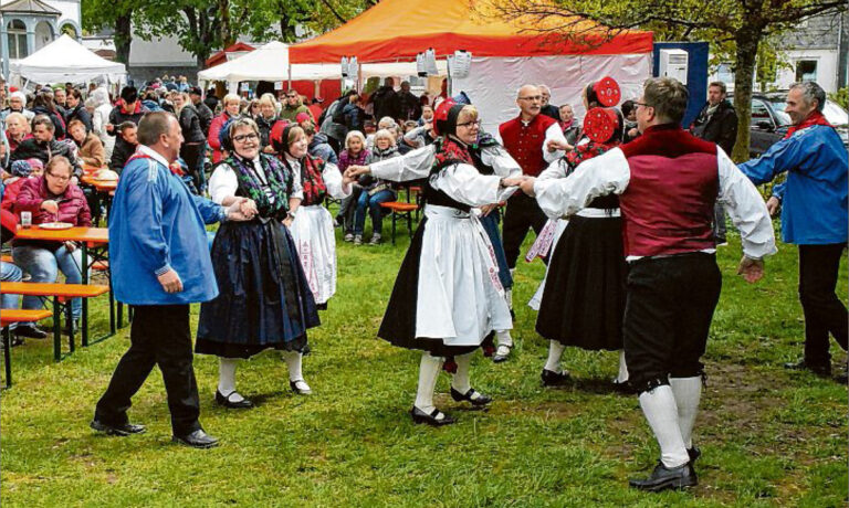 sz-06052019-wollmarkt-1 Die Trachtentanzgruppe aus dem hessischen Hinterland sorgte gestern Nachmittag im Bad Berleburger Rathausgarten vor der großen Bühne für Abwechslung beim 31. Wollmarkt. (SZ-Foto: Holger Weber)