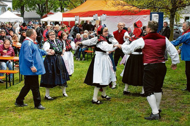 sz-06052019-wollmarkt-1 Die Trachtentanzgruppe aus dem hessischen Hinterland sorgte gestern Nachmittag im Bad Berleburger Rathausgarten vor der großen Bühne für Abwechslung beim 31. Wollmarkt. (SZ-Foto: Holger Weber)