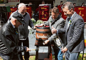 Beim Fassbieranstich: Schirmherr Ole Holde, Heimatvereinschef Heiner Trapp, Brauerei-Vertreter Thomas Knebel und Bürgermeister Bernd Fuhrmann (v. l.). (SZ-Foto: Holger Weber)