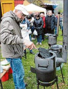 Beim Verkehrs- und Heimatverein gab es Waffeln vom gusseisernen Ofen. (SZ-Foto: Holger Weber)