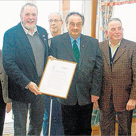 sz-09022013-schirmherr-g-hirschhaeuser Die Veranstalter und Ideengeber des Berleburger Wollmarktes ernannten gestern Günter Hirschhäuser (M.) zum neuen Schirmherrn der Veranstaltung. (SZ-Foto: vg)