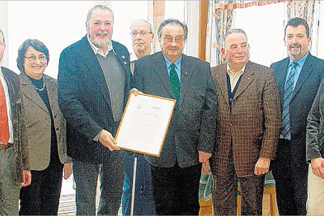 sz-09022013-schirmherr-g-hirschhaeuser Die Veranstalter und Ideengeber des Berleburger Wollmarktes ernannten gestern Günter Hirschhäuser (M.) zum neuen Schirmherrn der Veranstaltung. (SZ-Foto: vg)