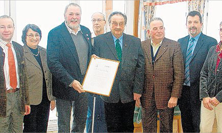 sz-09022013-schirmherr-g-hirschhaeuser Die Veranstalter und Ideengeber des Berleburger Wollmarktes ernannten gestern Günter Hirschhäuser (M.) zum neuen Schirmherrn der Veranstaltung. (SZ-Foto: vg)