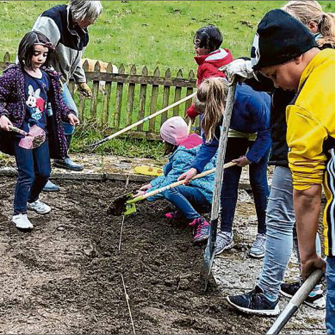 sz-14062019-kooperation-burgfeldschule Außerschulischer Lernort in der Natur, der einfach Spaß bereitet und nachhaltig ist: Schüler der Burgfeldschule bewirtschaften den Garten an der Bad Berleburger Espequelle. (Foto: Verein)