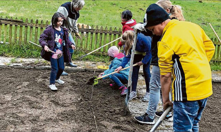 sz-14062019-kooperation-burgfeldschule Außerschulischer Lernort in der Natur, der einfach Spaß bereitet und nachhaltig ist: Schüler der Burgfeldschule bewirtschaften den Garten an der Bad Berleburger Espequelle. (Foto: Verein)