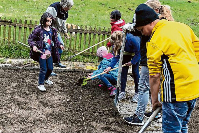 sz-14062019-kooperation-burgfeldschule Außerschulischer Lernort in der Natur, der einfach Spaß bereitet und nachhaltig ist: Schüler der Burgfeldschule bewirtschaften den Garten an der Bad Berleburger Espequelle. (Foto: Verein)