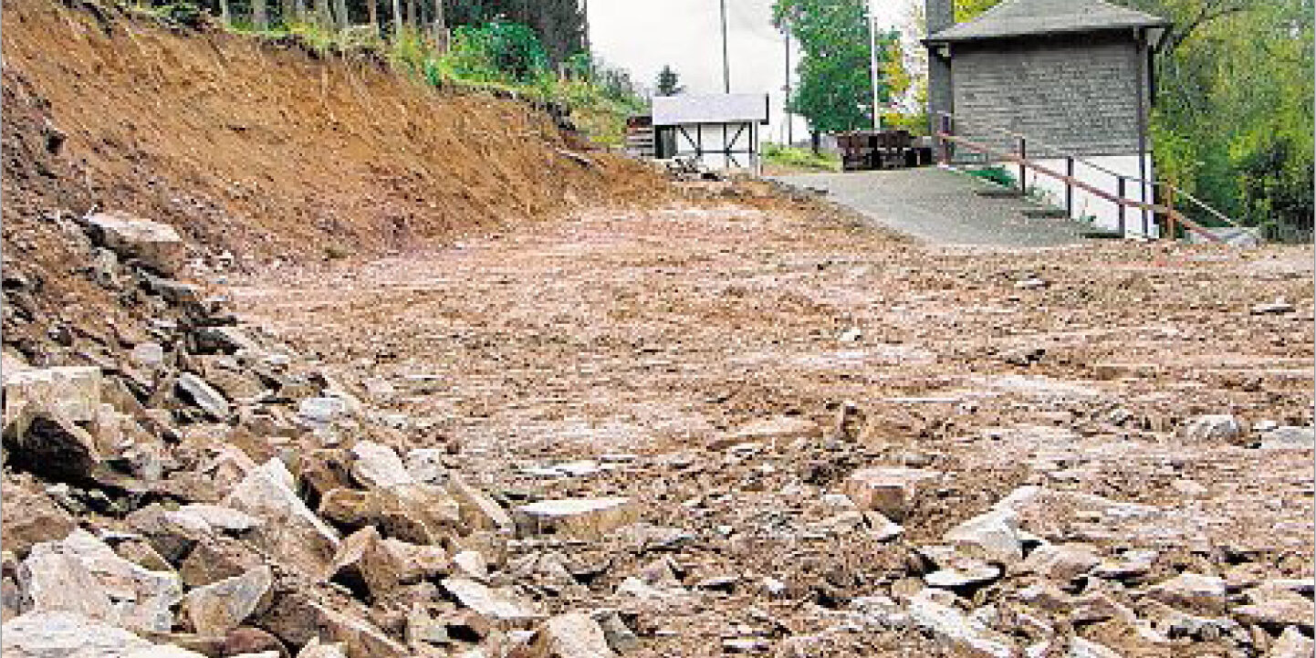 sz-15102012-backhaus-standort Hier soll das Backhaus errichtet werden, das zunächst noch in Rinthe abgebaut werden muss. Am vergangenen Samstag wurden große Mengen an Erdreich bewegt, die Vorarbeiten für den Aufbau des Gebäudes. (SZ-Foto: Martin Völkel)