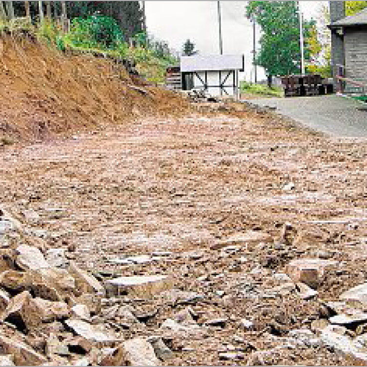 sz-15102012-backhaus-standort Hier soll das Backhaus errichtet werden, das zunächst noch in Rinthe abgebaut werden muss. Am vergangenen Samstag wurden große Mengen an Erdreich bewegt, die Vorarbeiten für den Aufbau des Gebäudes. (SZ-Foto: Martin Völkel)