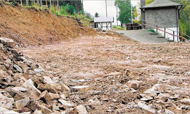 sz-15102012-backhaus-standort Hier soll das Backhaus errichtet werden, das zunächst noch in Rinthe abgebaut werden muss. Am vergangenen Samstag wurden große Mengen an Erdreich bewegt, die Vorarbeiten für den Aufbau des Gebäudes. (SZ-Foto: Martin Völkel)