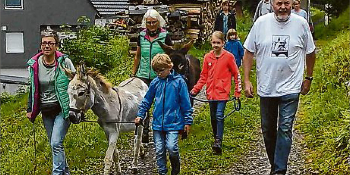 sz-19082019-sommer-backfest Heimatvereins-Vorsitzender Heiner Trapp freute sich auch über den Besuch von Birgit Saßmannshausen und den beiden Eseln. (SZ-Foto: vs)
