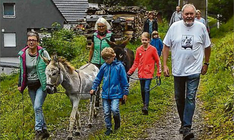 sz-19082019-sommer-backfest Heimatvereins-Vorsitzender Heiner Trapp freute sich auch über den Besuch von Birgit Saßmannshausen und den beiden Eseln. (SZ-Foto: vs)