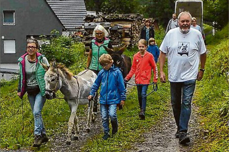 sz-19082019-sommer-backfest Heimatvereins-Vorsitzender Heiner Trapp freute sich auch über den Besuch von Birgit Saßmannshausen und den beiden Eseln. (SZ-Foto: vs)
