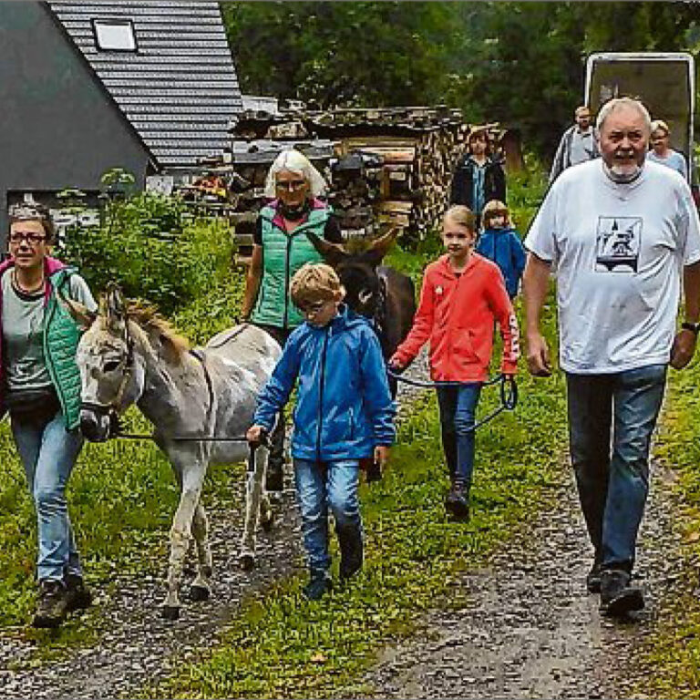 sz-19082019-sommer-backfest Heimatvereins-Vorsitzender Heiner Trapp freute sich auch über den Besuch von Birgit Saßmannshausen und den beiden Eseln. (SZ-Foto: vs)