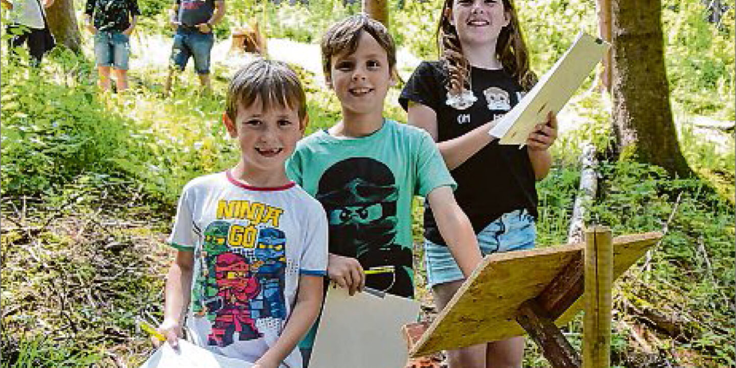 sz-24062019-gartenfest Till, Henry und Linda hatten sichtlich Spaß beim Lösen der Aufgaben beim ersten Gartenfest des Verkehrs- und Heimatvereins Bad Berleburg. (SZ-Foto: vs)