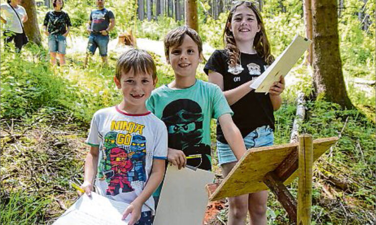 sz-24062019-gartenfest Till, Henry und Linda hatten sichtlich Spaß beim Lösen der Aufgaben beim ersten Gartenfest des Verkehrs- und Heimatvereins Bad Berleburg. (SZ-Foto: vs)