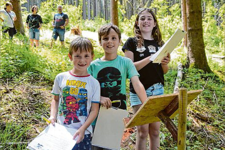sz-24062019-gartenfest Till, Henry und Linda hatten sichtlich Spaß beim Lösen der Aufgaben beim ersten Gartenfest des Verkehrs- und Heimatvereins Bad Berleburg. (SZ-Foto: vs)
