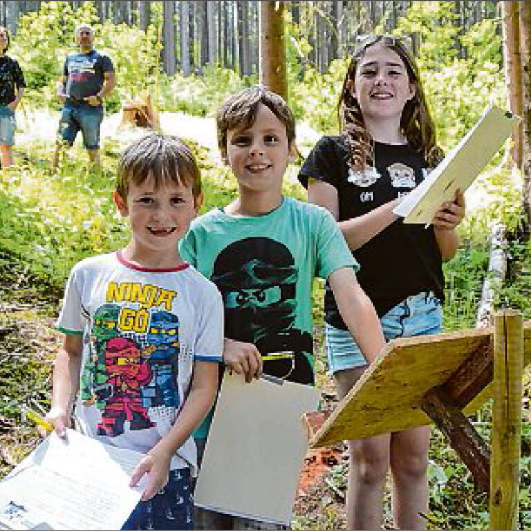sz-24062019-gartenfest Till, Henry und Linda hatten sichtlich Spaß beim Lösen der Aufgaben beim ersten Gartenfest des Verkehrs- und Heimatvereins Bad Berleburg. (SZ-Foto: vs)