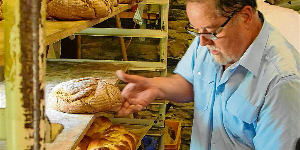 sz-25062028-90-jahre-vhvblb Das Back-Team des Verkehrs- und Heimatvereins Bad Berleburg – hier Günter Quintes – leistete am Samstag wieder ganze Arbeit. Der Andrang bei den 90-Jahr-Feierlichkeiten war enorm. (SZ-Foto: Martin Völkel)