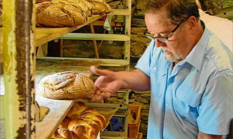 sz-25062028-90-jahre-vhvblb Das Back-Team des Verkehrs- und Heimatvereins Bad Berleburg – hier Günter Quintes – leistete am Samstag wieder ganze Arbeit. Der Andrang bei den 90-Jahr-Feierlichkeiten war enorm. (SZ-Foto: Martin Völkel)