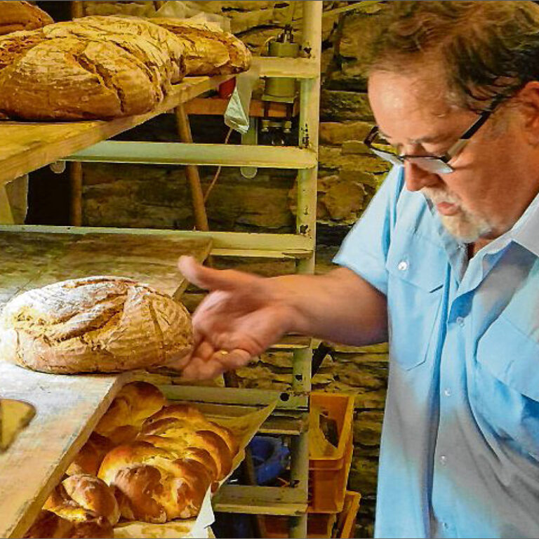 sz-25062028-90-jahre-vhvblb Das Back-Team des Verkehrs- und Heimatvereins Bad Berleburg – hier Günter Quintes – leistete am Samstag wieder ganze Arbeit. Der Andrang bei den 90-Jahr-Feierlichkeiten war enorm. (SZ-Foto: Martin Völkel)