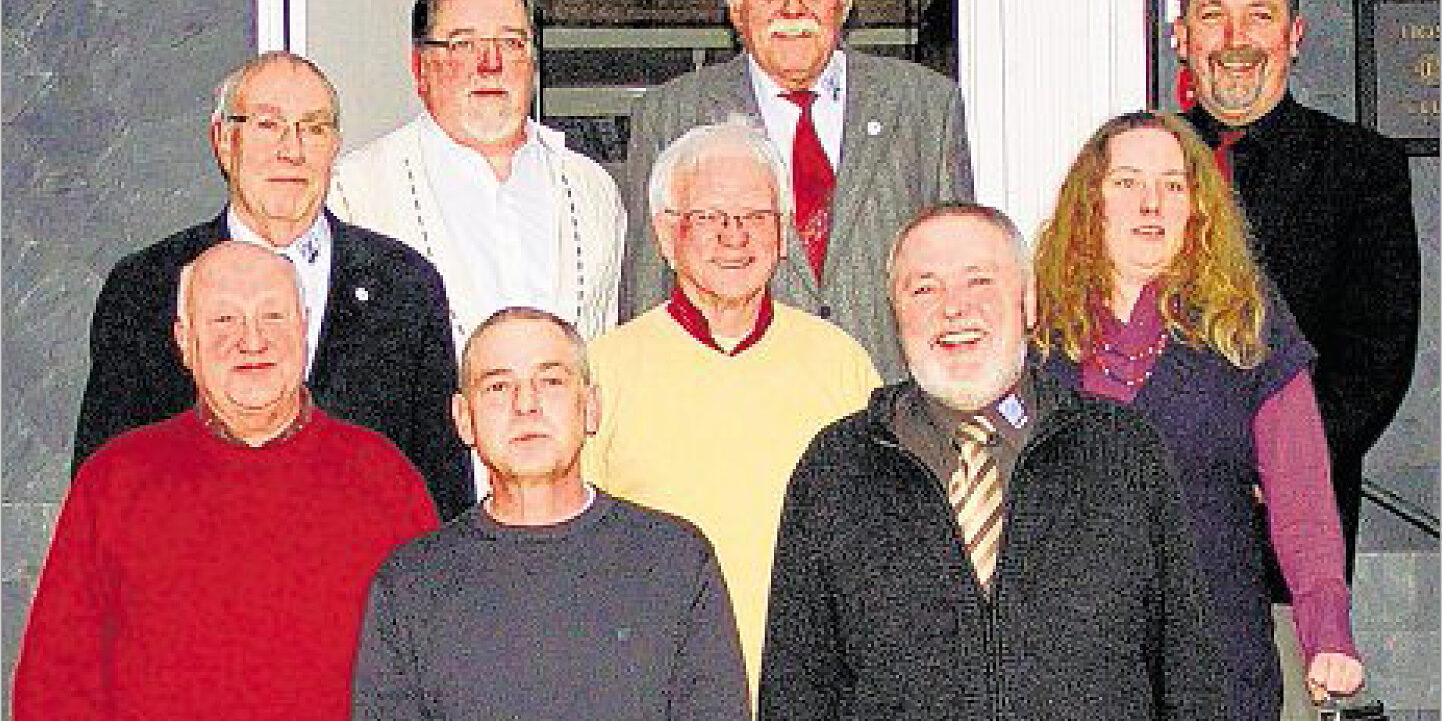 sz-26032013-jhv Der Vorstand des Verkehrs- und Heimatvereins Bad Berleburg mit dem 1. Vorsitzenden Heiner Trapp (vorne rechts) erhielt am Samstag auf der Jahreshauptversammlung im Hotel 'Alte Schule' das Vertrauen der Versammlung. (SZ-Foto: bea)