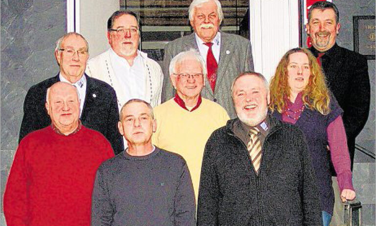 sz-26032013-jhv Der Vorstand des Verkehrs- und Heimatvereins Bad Berleburg mit dem 1. Vorsitzenden Heiner Trapp (vorne rechts) erhielt am Samstag auf der Jahreshauptversammlung im Hotel 'Alte Schule' das Vertrauen der Versammlung. (SZ-Foto: bea)