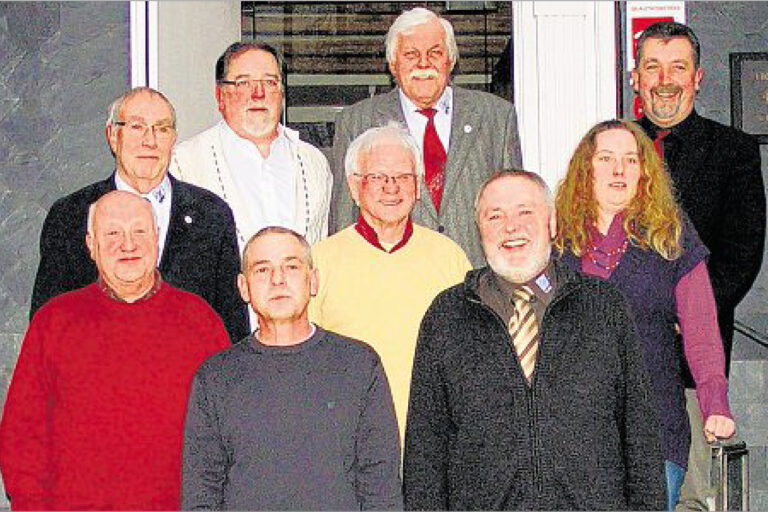 sz-26032013-jhv Der Vorstand des Verkehrs- und Heimatvereins Bad Berleburg mit dem 1. Vorsitzenden Heiner Trapp (vorne rechts) erhielt am Samstag auf der Jahreshauptversammlung im Hotel 'Alte Schule' das Vertrauen der Versammlung. (SZ-Foto: bea)