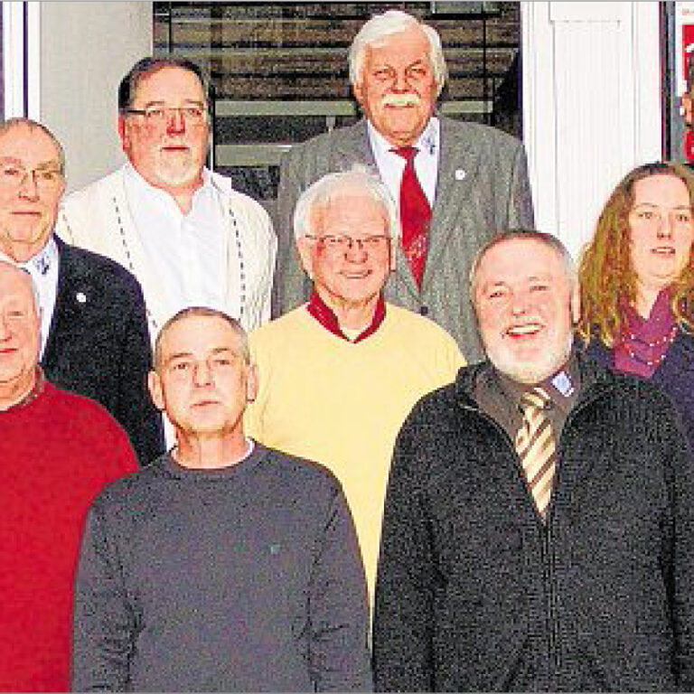 sz-26032013-jhv Der Vorstand des Verkehrs- und Heimatvereins Bad Berleburg mit dem 1. Vorsitzenden Heiner Trapp (vorne rechts) erhielt am Samstag auf der Jahreshauptversammlung im Hotel 'Alte Schule' das Vertrauen der Versammlung. (SZ-Foto: bea)