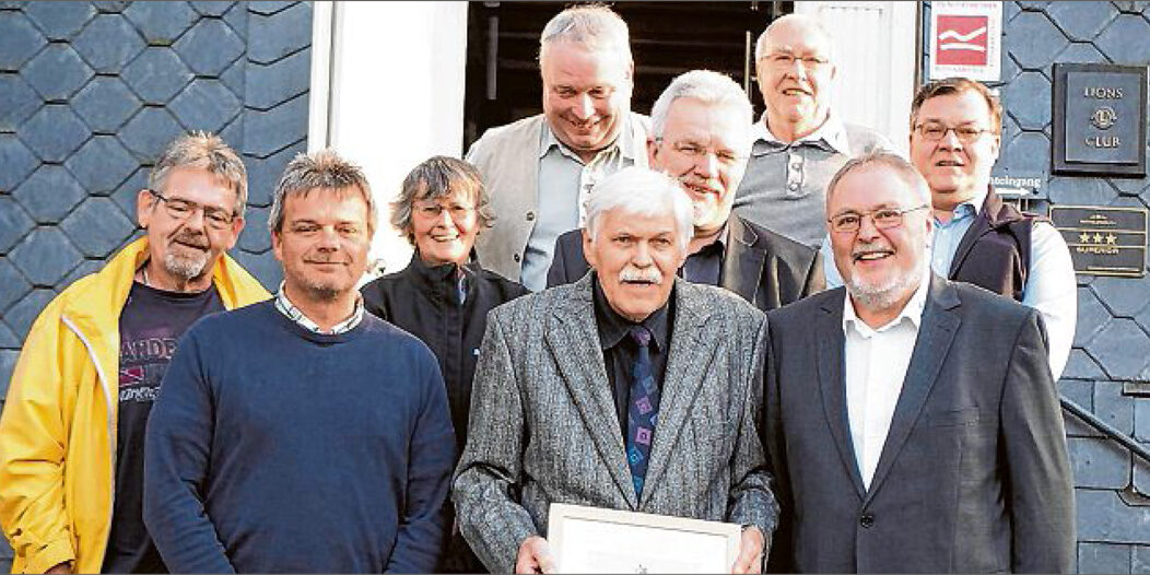 sz-26032019-jhv-2019 Der Verkehrs- und Heimatverein arbeitet zielstrebig und nachhaltig an Verbesserungen in und für Bad Berleburg – das wurde in der Jahreshauptversammlung deutlich. Bernd Brömmeling (vorne M.) wurde zum Ehrenmitglied ernannt. (SZ-Foto: Guido Schneider)