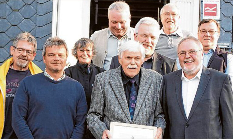 sz-26032019-jhv-2019 Der Verkehrs- und Heimatverein arbeitet zielstrebig und nachhaltig an Verbesserungen in und für Bad Berleburg – das wurde in der Jahreshauptversammlung deutlich. Bernd Brömmeling (vorne M.) wurde zum Ehrenmitglied ernannt. (SZ-Foto: Guido Schneider)